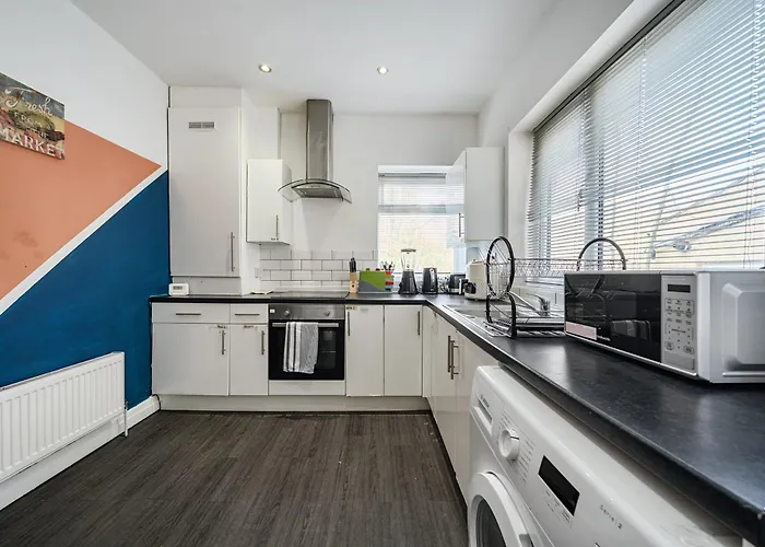 Six Bedroom Group Near Mediacityuk With Garden And Lockbox Check In 3*