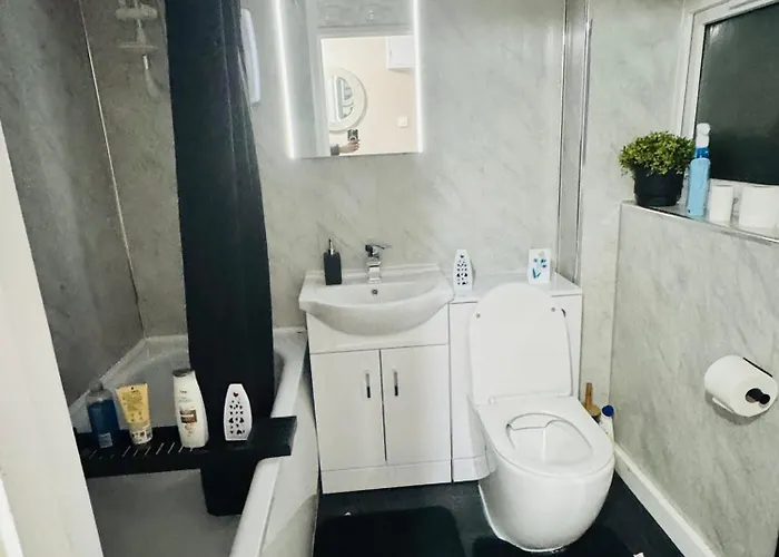 Luxury 2-bed Apartment,office With Built-in Tv King Bed, Private Entrance And Free Parking Daire Manchester