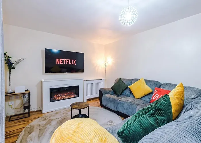 3-Bed Gem By Parydise Properties - Spacious & Elegant Near City Centre & Etihad- Perfect For Business Or Leisure *