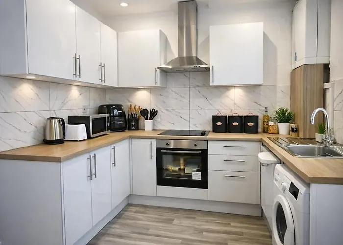 4bdr Contractor Hub - Sleeps 7 - Free On Street Parking Apartment *