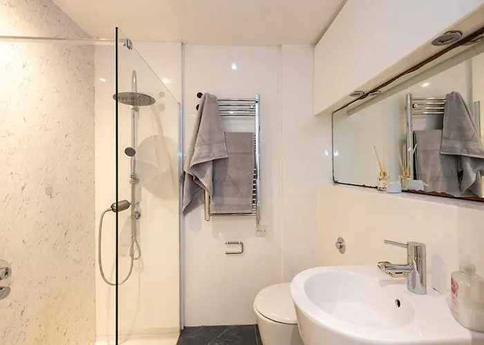 Stylish & Modern 3br - Garden, Parking & Ps5