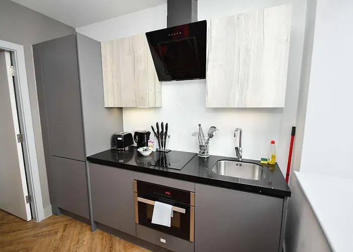 Apartment Convenient 2bed Flat W Security Manchester