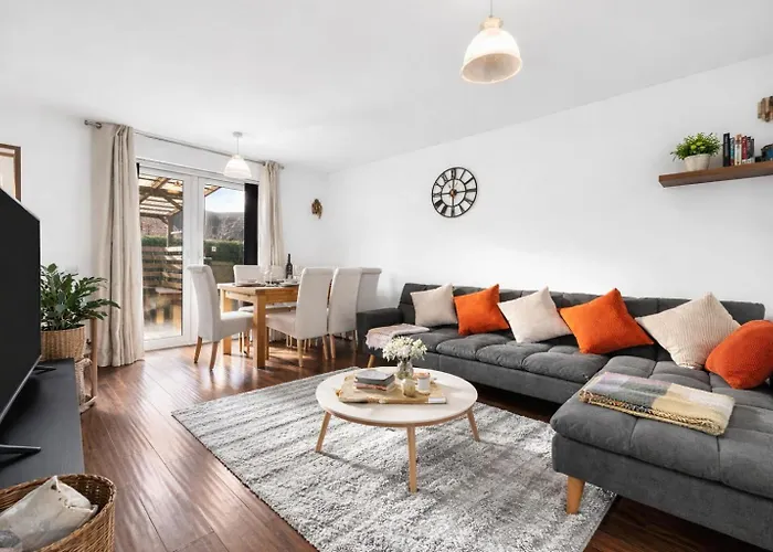 Spacious 3 Bed - Parking, Wi-fi & Garden マンチェスター