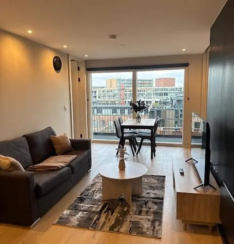 2bed With Balcony & Views Centre Apartment Manchester