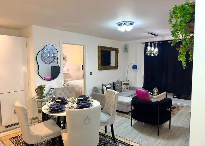 Modern Two Bedroom For Five With On-site Parking In Salford