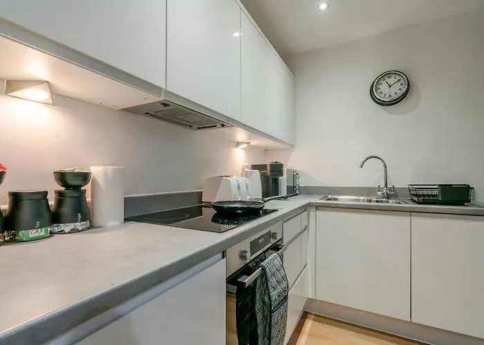 Apartament Modern 2-bed, 2-bath Near Old Trafford, Free Parking, Ideal For Contractors And Long *