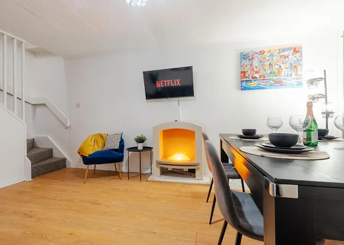 4 Mins From Stadium - Sleeps 7 - Near - Driveway Parking *