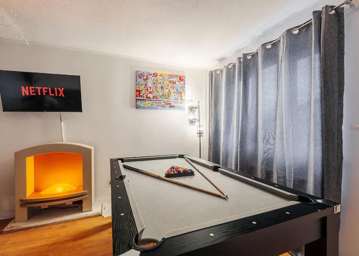 Spacious 2-bed House Sleeps 7 Near