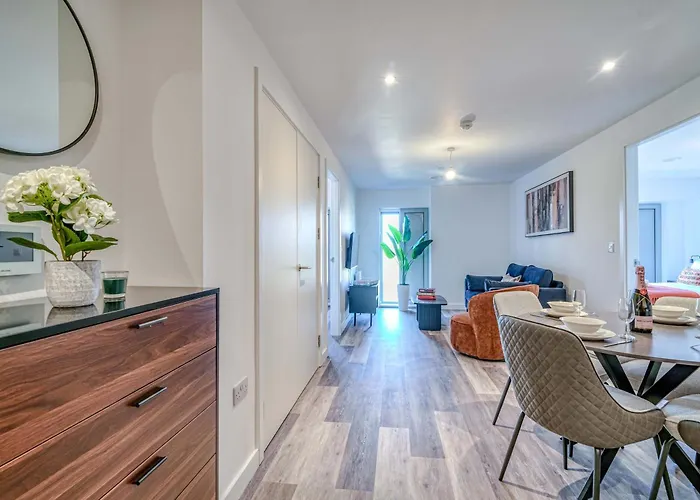 1-br Flat In Eccles - 1 Minute Walk To Train & Tram Station - Sleeps 3 *