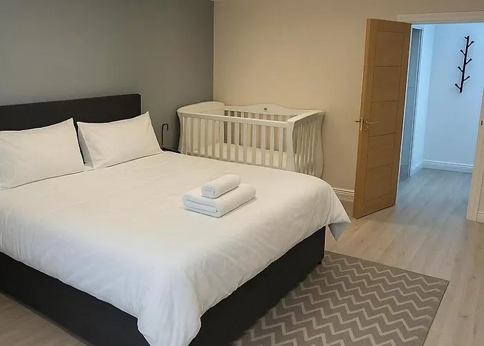 Spacious Apartment, Steps Away From Heaton Park Manchester
