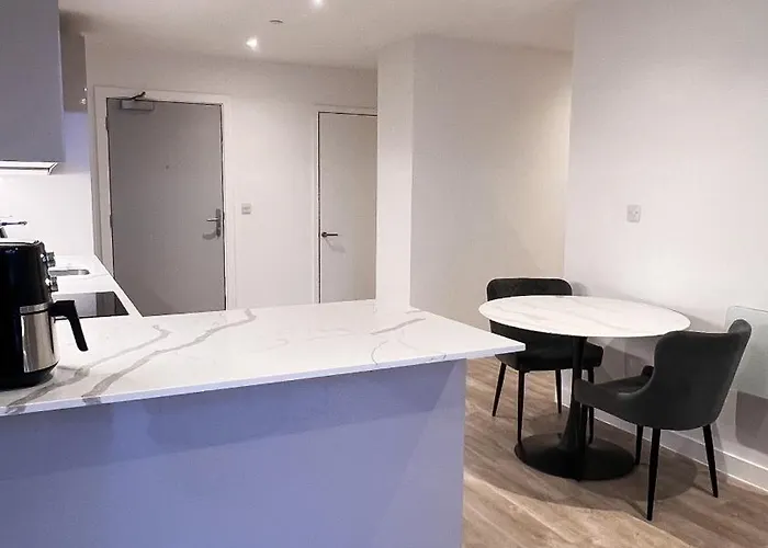 2bed 2bath Balcony Smart Tv 20mins To Airport Gym