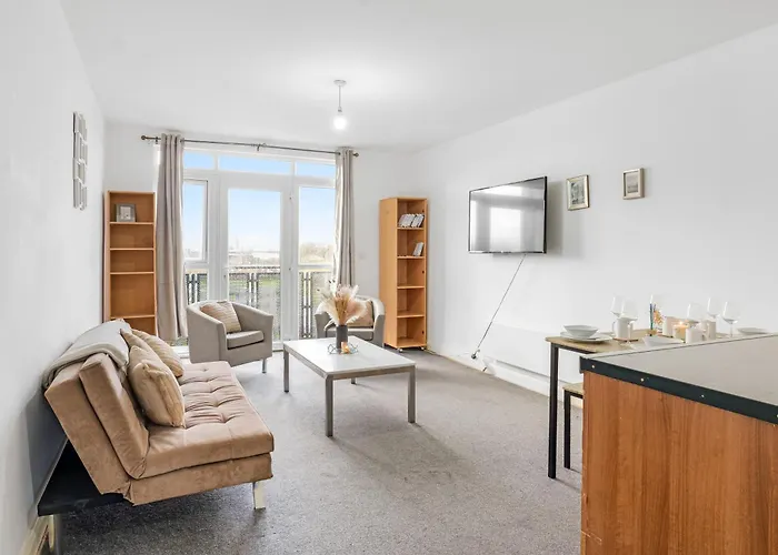 Center Base Spacious With Secure Parking * Manchester