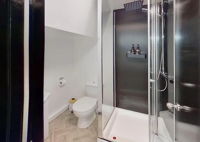 Stylish Modern Near Mediacityuk & Centre - Free Parking - Sleeps 2 Enjoy Apartment Manchester