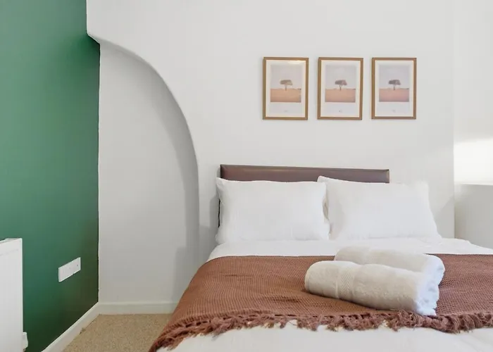 Spacious 4 Bedroom House With Pacman,darts, Netflix By Vista Short Lets Appartement *