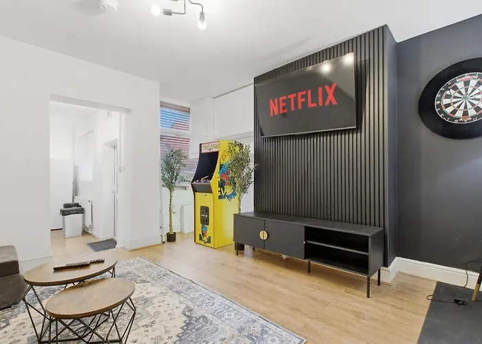 Spacious 4 Bedroom House With Pacman,darts, Netflix By Vista Short Lets 맨체스터