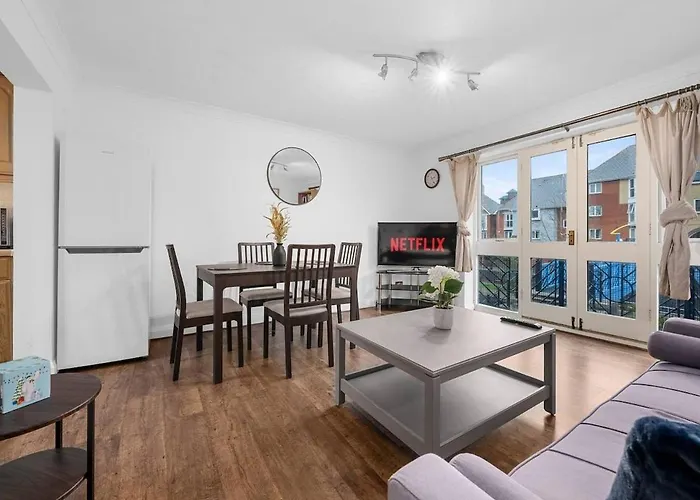 Modern 2 Bed Apartment, Salford Quays, Parking * Manchester