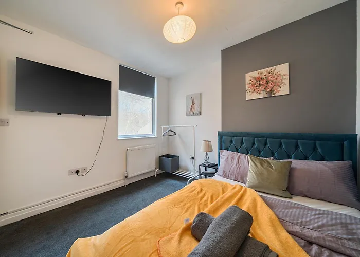 Six Bedroom Group Near Mediacityuk With Garden And Lockbox Check In