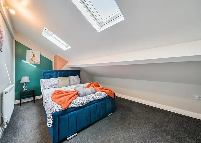 Konukevi Six Bedroom Group Near Mediacityuk With Garden And Lockbox Check In 3*