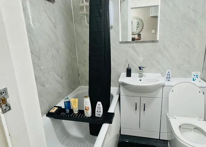 Luxury 2-bed Apartment,office With Built-in Tv King Bed, Private Entrance And Free Parking *