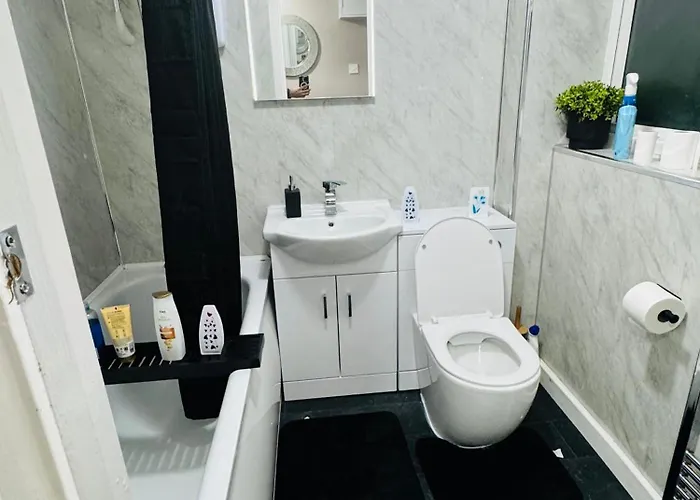 Luxury 2-bed Apartment,office With Built-in Tv King Bed, Private Entrance And Free Parking Apartament Manchester