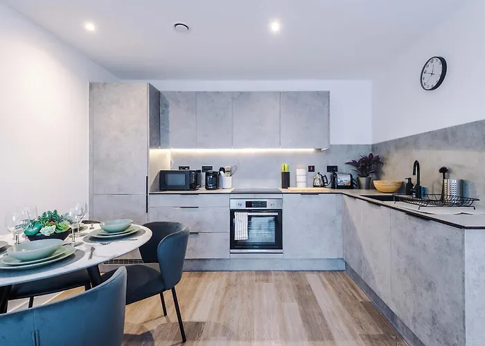 Modern 2br 2ba W Secure Parking Manchester