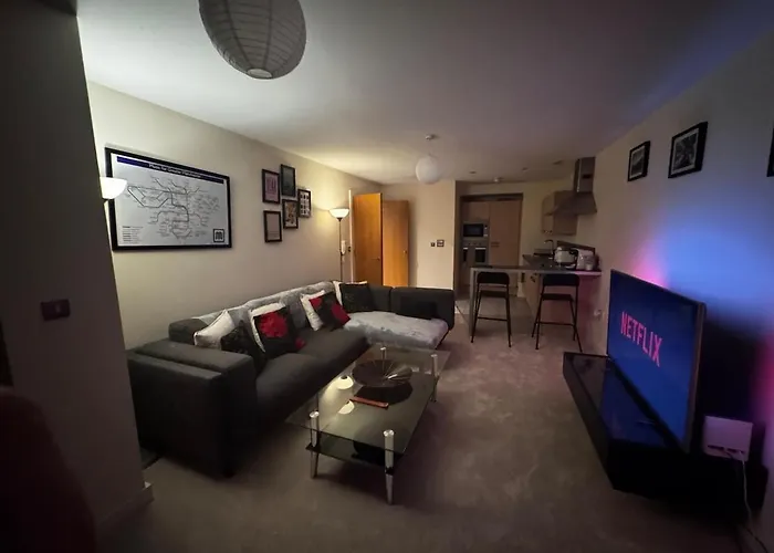 Cosy 2-bed Modern With Balcony 아파트