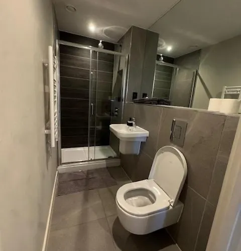 2bed With Balcony & Views Centre *