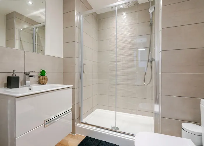 Modern 2-bed, 2-bath Near Old Trafford, Free Parking, Ideal For Contractors And Long Appartamento