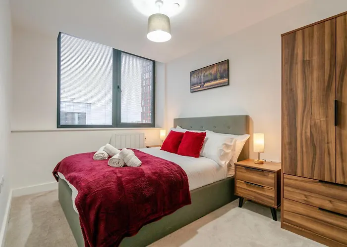 Modern 2-bed, 2-bath Near Old Trafford, Free Parking, Ideal For Contractors And Long Apartment *