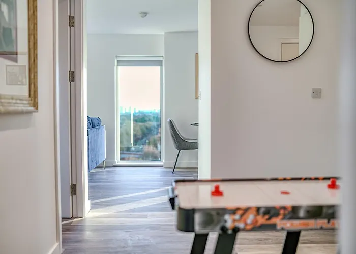 2-br Flat - & Town Centre View -1 Minute To Train & Tram Station - Sleeps 5 *