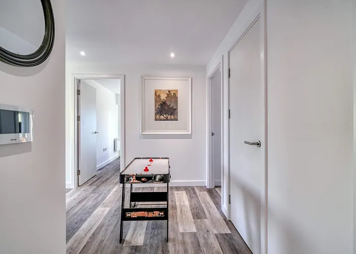 2-br Flat - & Town Centre View -1 Minute To Train & Tram Station - Sleeps 5 * Manchester