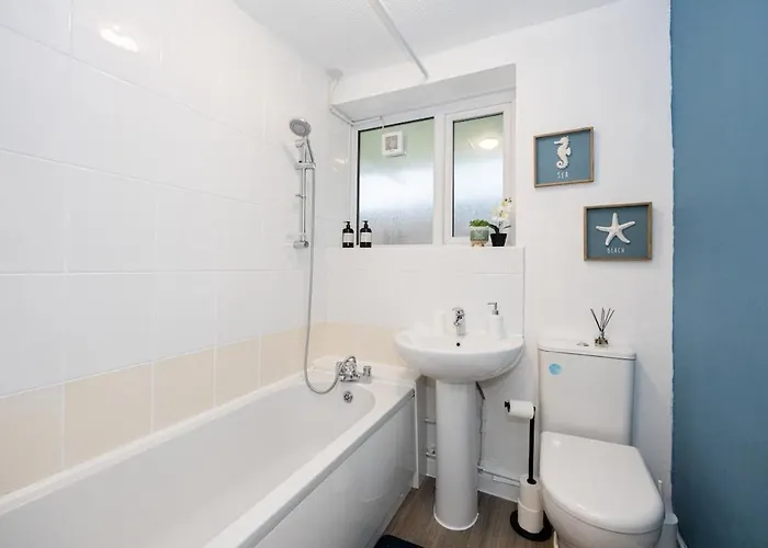 2 Bed Flat Centre - Sleeps 8 - Free Parking - Contractors & Long Offer - Wi-fi & Netflix - Workspace & Coffee Manchester