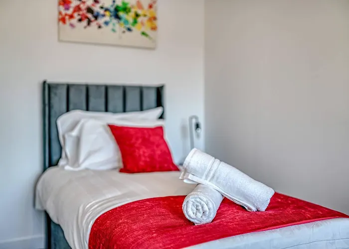 1-br Flat In Eccles - 1 Minute Walk To Train & Tram Station - Sleeps 3 *