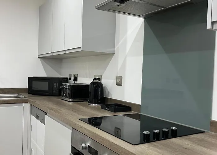 Balcony View Deluxe 2 Bed Ao Arena & Victoria Stn