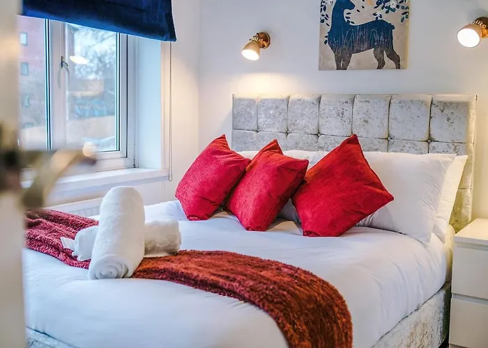 Stylish Home, Sleeps 7, Pool Table, Free Parking, Free Wi-fi, Full Kitchen, Perfect For Groups *