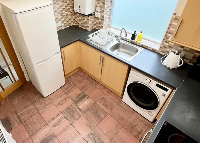 Spacious 2-bed Near Centre Daire