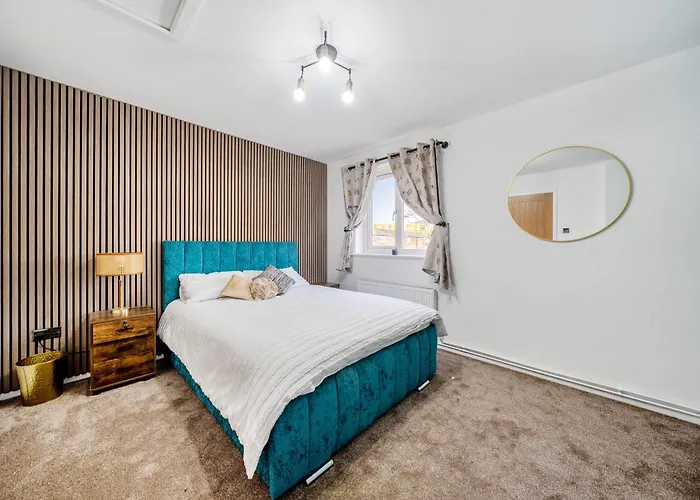 Stylish Urban Escape With Free Parking In