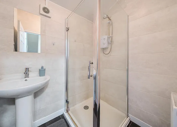 Six Bedroom Group Near Mediacityuk With Garden And Lockbox Check In