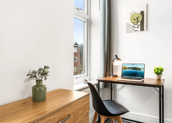 Διαμέρισμα Comfortable 4 Bed - Free Parking & Fast Wifi *