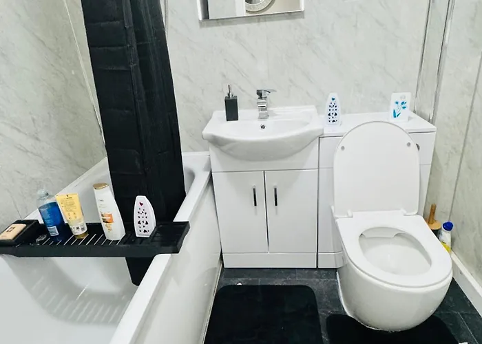 Luxury 2-bed Apartment,office With Built-in Tv King Bed, Private Entrance And Free Parking Mánchester