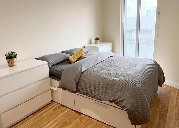 Appartement Modern 2-bed Living With Private Balcony *