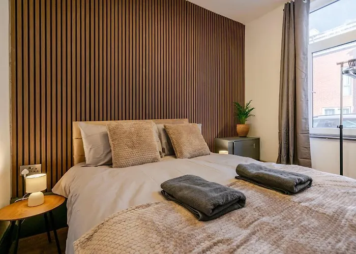 Tallis House, Near Centre, Sleeps 8 By Nmb