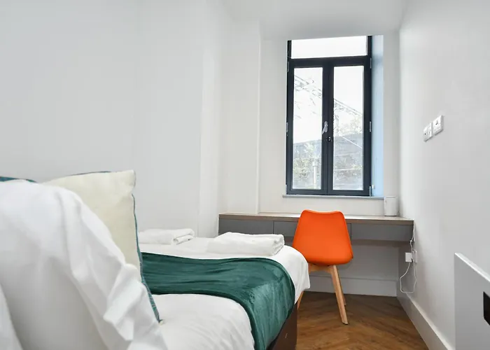 Convenient 2bed Flat W Security * Manchester