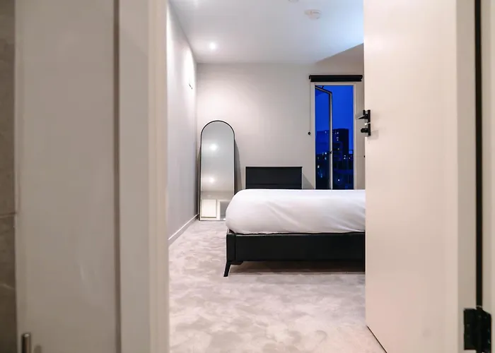 Stylish 2bed Balcony & View Centre