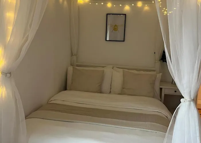 Daire The Cotton Mill Hideaway - One Bedroom - Free Parking Near Etihad Stadium & Coop Live Manchester