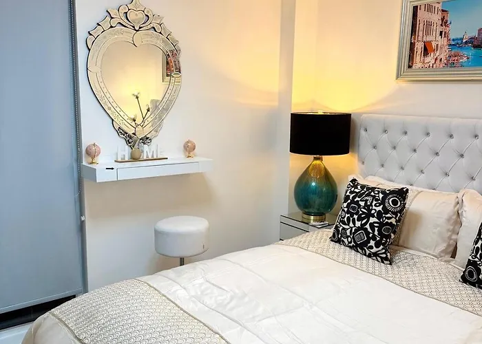 Daire Modern Two Bedroom For Five With On-site Parking In Salford