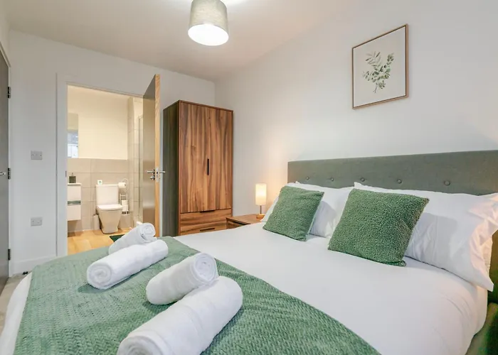 Modern 2-bed, 2-bath Near Old Trafford, Free Parking, Ideal For Contractors And Long Apartament