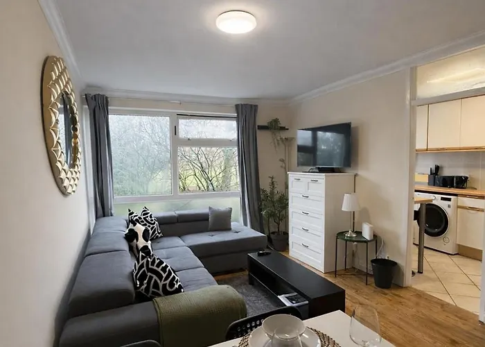 Cosy 2-bed Flat In The Heart Of Prestwich Village דירה