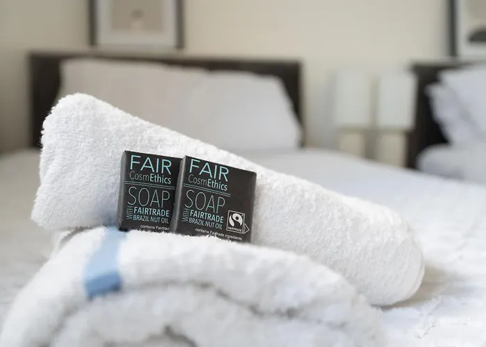 4 Mins From Stadium - Sleeps 7 - Near - Driveway Parking Apartment Manchester