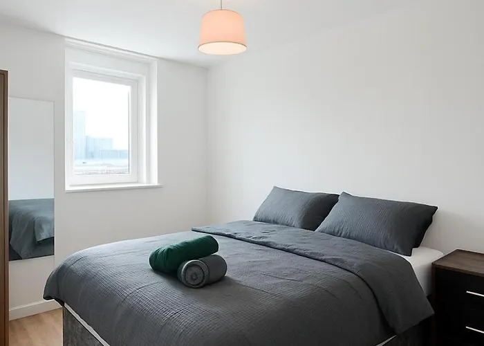 Contemporary 2 Bedroom Flat With Great Location In Salford